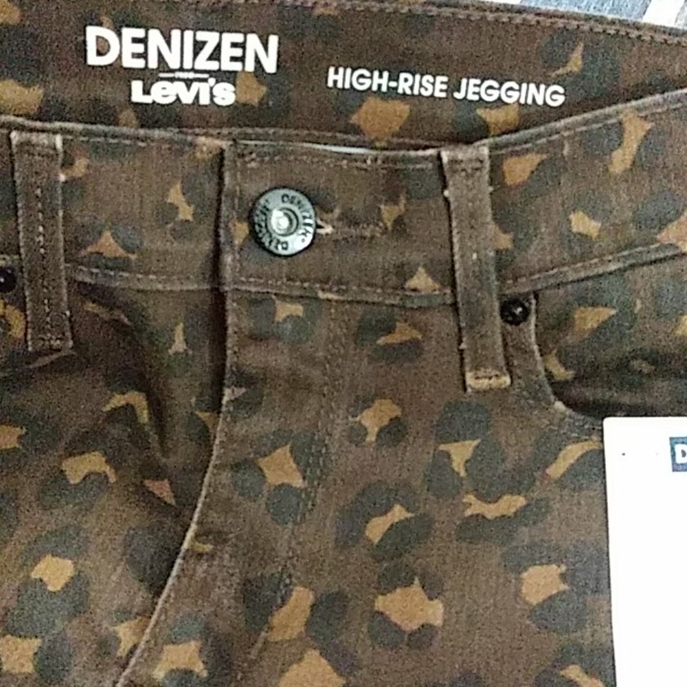 Hi-Rise Jeans - Picture 2 of 7